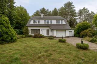 <h3><span>IN OPTIE</span></h3><h3><span> </span></h3><h3><span>Woning op riant villaperceel van 1.500 m²</span></h3><p><span>Op zoek naar een stijlvolle en onderhouden woning in een rustige, maar centrale ligging? Deze residentiële villa nabij het centrum van Beerse en Johnson &amp; Johnson combineert comfort, duurzaamheid en privacy op een prachtig perceel van 1.500 m². Ideaal voor wie rust en ruimte zoekt, maar ook perfect geschikt voor </span><span>vrije beroepers</span><span> dankzij de vele mogelijkheden.</span></p><p><span>Indeling</span><span><br />Bij binnenkomst in de ruime inkomhal betreed je de lichtrijke woonkamer met gezellige inbouwhaard, aansluitend een aparte eetkamer en een sfeervolle veranda. De keuken is uitgerust met alle toestellen en beschikt over een praktische eethoek met zicht op de tuin.<br />Op de verdieping bevinden zich 4 ruime slaapkamers en badkamer. Daarnaast beschikt de woning over een kelder en twee inpandige garages op het gelijkvloers.</span></p><p><span>Buitenkant</span><span><br />De aangelegde tuin met zonneterras biedt </span><span>maximale privacy</span><span> en vormt de ideale plek om in alle rust te genieten.</span></p><p><span>Troeven</span></p><ul><li><span>Duurzame, kwalitatieve bouw</span></li><li><span>Dubbele garage + extra parkeergelegenheid vooraan</span></li><li><span>Asbestvrije dakleien</span></li><li><span>Onderhoudsvriendelijk perceel van 1.500 m²</span></li><li><span>Veel privacy, ideaal voor vrije beroepers</span></li></ul><p><span> </span></p><p><span>Alle plannen voor een verbouwing reeds aanwezig én volledig vergund door de architect</span></p>