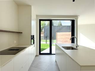 Ontdek dit moderne gelijkvloers appartement, waar comfort, licht en energiezuinig wonen perfect samenkomen.<br /><br />Indeling: ruime woonkamer met open keuken, berging, badkamer met inloopdouche, lavabomeubel en handdoekradiator, apart toilet en 2 comfortabele slaapkamers.<br /><br />Buiten: privatieve, omheinde tuin.<br /><br />Parkeren & berging: ondergrondse autostaanplaats en privatieve berging met elektriciteit inbegrepen in de huurprijs.<br /><br />Afwerking: volledig geschilderd opgeleverd, voorzien van armaturen, gordijnrails en lichte deuren.<br /><br />Duurzaam & energiezuinig: verwarming via geothermie en zonnepanelen per appartement, E-peil = 20.<br /><br />Algemene onkosten: 85 euro / maand<br /><br />Benieuwd naar dit project? Neem contact met ons op voor meer informatie of een rondleiding:<br />03/775.44.10<br />info@immo-jet.be
