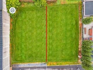 Te koop: bouwgrond van 600 m² in OoigemIn Wielsbeke bevindt zich deze interessant gelegen bouwgrond met een oppervlakte van 600 m². Een mooie kans voor wie zijn eigen woning wil bouwen en daarbij graag zelf de stijl en indeling bepaalt.Voor wie is dit ideaal?Ideaal voor mensen die op zoek zijn naar een mooi perceel om hun toekomstige woning volledig naar eigen wens te realiseren.Te koop via Immo Beguin, jouw vastgoedexpert sinds 2009, met kantoren in Ronse, Waregem, Kortrijk, Deinze, Doornik, Lessines, Moeskroen en Nieuwpoort.