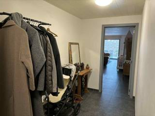 <div>STEENHUIZE-WIJNHUIZE - Ruim, lichtrijk appartement met groot terras én garage.<br /><br />Inschrijven voor het geplande bezoekmoment kan via onze website => www.immoderas.be/afspraak-instructies<br /><br />Dit ruime en energiezuinige appartement bevindt zich in het hart van de Vlaamse Ardennen. De moderne, hedendaagse architectuur maakt van dit wooncomplex een uniek project binnen zijn categorie.<br /><br />Het appartement omvat een inkomhal met gastentoilet, een zeer ruime en lichtrijke woonkamer, een volledig uitgeruste keuken met combi - oven, vaatwasmachine, keramische kookplaat..., een praktische berging, twee slaapkamers, een badkamer met ligbad én douche, en een royaal terras. Vanuit de leefruimte geniet u van een adembenemend uitzicht over de achterliggende weilanden en akkers. Deze woonst onderscheidt zich door het gebruik van hoogwaardige materialen, een verfijnde afwerkingsgraad en de rustige, landelijke ligging. Als extra troef beschikt het appartement ook over een private garagebox!<br /><br />Mogelijkheid tot het bijhuren van een autostaanplaats: €30/maand.</div>