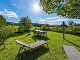 <p>Charmante HALFOPEN BEBOUWING op een LANDELIJKE LOCATIE in Nederename, met een PRACHTIG OPEN ZICHT en een uitzonderlijke ligging GRENZEND AAN NATUURGEBIED BOS T’ENAME. De woning kan verder worden afgewerkt naar EIGEN SMAAK en beschikt reeds over VERNIEUWDE RAMEN en een VERNIEUWDE ELEKTRISCHE INSTALLATIE. De indeling omvat een lichtrijke woonkamer, keuken, veranda, badkamer, berging, 3 slaapkamers en een zolder met EXTRA MOGELIJKHEDEN. Buiten geniet u volop van de ZUIDOOSTGERICHTE TUIN, het WEIDSE UITZICHT OP HET GROEN en de rust van Bos t’Ename. Verder zijn er een terras, carport en aparte garage. Ondanks deze GROENE EN RUSTIGE LIGGING bevinden winkels, scholen, horeca en openbaar vervoer zich op WANDELAFSTAND en is er een VLOTTE VERBINDING met Oudenaarde.<br /><br />EPC: 644kWh/m², G-score en P-score D, Renovatieverplichting van toepassing</p>