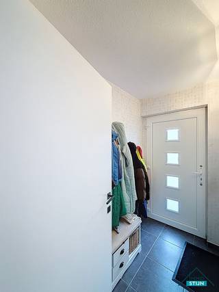 In een kindvriendelijke, doodlopende straat vind je deze instapklare woning uit 2002 met een uitstekende ligging nabij winkels, openbaar vervoer en de E403. Bij het binnenkomen word je ontvangen in de inkomhal die leidt naar de ruime, lichtrijke woonkamer met warme parketvloer — de perfecte plek voor een gezellige zithoek en eethoek. Aansluitend bevindt zich de halfopen, hyper-geïnstalleerde keuken met ruimte voor een ontbijttafel. Zowel vanuit de keuken als de woonkamer heb je een mooi zicht op de tuin en directe toegang tot het terras. Op het gelijkvloers is er verder een gastentoilet, een handige berging en een inpandige garage.<br />Op de eerste verdieping bevinden zich drie slaapkamers, een apart toilet en een badkamer met ligbad, douche en dubbel lavabomeubel. De vaste trap brengt je naar de tweede verdieping met een vierde slaapkamer en extra opbergruimte. De woning wordt verwarmd met centrale verwarming via een condenserende hoogrendement gaswandketel, en de elektriciteit is conform het AREI. <br />De volledig omheinde tuin is mooi aangelegd met een ruim terras aan de woning en een tweede terras bij het tuinhuis — ideaal om te genieten van de avondzon. Vooraan is er een verzorgde voortuin en oprit. (sted. inl.: Vg,Wug en Wg, Gmo,Gvkr,Vv)