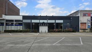 <h3><span>Bedrijfspand met showroom en magazijnen te huur Brusselsesteenweg, Herent</span></h3><h3><span> </span></h3><p><span>Dit veelzijdige bedrijfspand, gelegen op een uitstekende zichtlocatie langs de Brusselsesteenweg in Herent, combineert representatieve showroomruimte met ruime magazijn- en opslagmogelijkheden. Dankzij de flexibele indeling kan het pand zowel als één geheel als opgesplitst in drie afzonderlijke units worden gehuurd (zie plan onder tabblad documenten).</span></p><p><span> </span></p><p><span>Hieronder een mogelijke opdeling:</span></p><p><span>Winkelruimte met magazijn (1166 m²) en kantoor (36 m²) (A) huurprijs: 8950,00 EUR per maand</span></p><p><span>Magazijn (825m²) met kantoorruimte (108m²) (C) 6850,00 EUR per maand</span></p><p><span>Magazijn (683m²) met kantoorruimte (108m²) (B) 5800,00 EUR per maand</span></p><p><span> </span></p><p><span>De magazijnruimtes zijn uitgerust met sectionale poorten, wat een vlotte toegang voor laden en lossen mogelijk maakt. Op het ruime buitenterrein zijn parkeerplaatsen voorzien voor personeel en bezoekers, aangevuld met voldoende manoeuvreerruimte voor vrachtwagens.</span></p><p><span> </span></p><h3><span>Troeven</span></h3><h3><span> </span></h3><ul><li><span>Strategisch gelegen bedrijfspand langs de Brusselsesteenweg in Herent;</span></li><li><span>Combinatie van showroom- en magazijnruimte;</span></li><li><span>Mogelijkheid tot huur als één geheel of als drie afzonderlijke units;</span></li><li><span>Showroom aan de straatzijde met uitstekende visibiliteit;</span></li><li><span>Magazijnen voorzien van sectionale poorten;</span></li><li><span>Ruime parkeermogelijkheden op eigen terrein;</span></li><li><span>Buitenterrein met voldoende laad-, los- en manoeuvreerruimte voor vrachtverkeer.</span></li></ul><p><span> </span></p><h3><span>Ligging en bereikbaarheid</span></h3><h3><span> </span></h3><p><span>Het pand bevindt zich langs de Brusselsesteenweg, een belangrijke verbindingsweg tussen Leuven en Brussel. Dankzij de nabijheid van de belangrijkste autosnelwegen is het bedrijfspand vlot bereikbaar voor zowel personenwagens als vrachtverkeer.</span></p><ul><li><span>Snelle verbinding met Leuven en Brussel;</span></li><li><span>Nabij de op- en afritten van de </span><span>E314</span><span>;</span></li><li><span>Goede aansluiting op de </span><span>E40</span><span>.</span></li></ul><p><span> </span></p><h3><span>Het gebouw</span></h3><h3><span> </span></h3><p><span>Het bedrijfsgebouw beschikt over verschillende functionele ruimtes die flexibel kunnen worden gebruikt en ingedeeld. De combinatie van showroom, magazijnen en buitenterrein maakt het pand geschikt voor uiteenlopende professionele activiteiten.</span></p><p><span>Aan de straatzijde bevindt zich de showroomruimte, die dankzij de ligging en visibiliteit een representatieve uitstraling biedt. De achterliggende magazijn- en opslagruimtes zijn rechtstreeks toegankelijk via sectionale poorten.</span></p><p><span>Het aansluitende buitenterrein biedt bijkomende ruimte voor parkeren, laden en lossen en beschikt over voldoende manoeuvreerruimte voor vrachtwagens.</span></p><p><span> </span></p><h3><span>Voorzieningen</span></h3><h3><span> </span></h3><ul><li><span>Showroomruimte aan de straatzijde;</span></li><li><span>Magazijn- en opslagruimtes;</span></li><li><span>Sectionale poorten;</span></li><li><span>Eigen parkeerplaatsen;</span></li><li><span>Ruim buitenterrein;</span></li><li><span>Manoeuvreerruimte voor vrachtwagens;</span></li><li><span>Flexibele indeling in drie afzonderlijke units.</span></li></ul><p><span> </span></p><p><span>Bent u op zoek naar een goed gelegen bedrijfspand met showroom, magazijnruimte en ruime buitenmogelijkheden? Dit pand aan de Brusselsesteenweg in Herent biedt een flexibele oplossing voor bedrijven die nood hebben aan zowel commerciële visibiliteit als opslag- en logistieke ruimte.</span></p><p><span>Neem contact met ons op voor meer informatie of om een bezoek aan het pand in te plannen.</span></p>