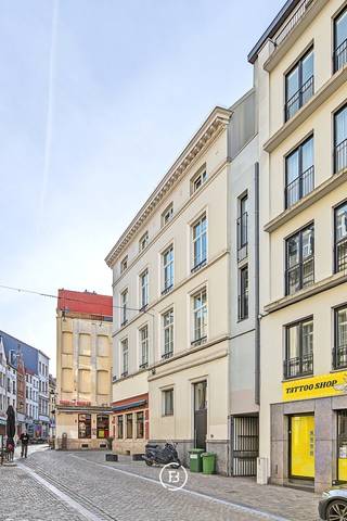 Op een centrale locatie in het hart van Brussel bevindt zich deze ruime duplex van maar liefst 127 m², gelegen op de derde verdieping van een verzorgd gebouw. Dankzij de royale oppervlakte, de twee slaapkamers en de indeling over twee verdiepingen biedt deze woning een aangename combinatie van ruimte, comfort en privacy.<br /><br />De duplex beschikt over een ruime leefruimte die voldoende mogelijkheden biedt voor een comfortabele zithoek en een afzonderlijke eetplaats. De keuken sluit hier praktisch op aan en vormt samen met de leefruimte een aangename plek om te wonen en te ontspannen.<br /><br />De woning beschikt over twee slaapkamers. De indeling zorgt voor een duidelijke scheiding tussen de leef- en slaapruimtes en biedt daardoor een aangenaam gevoel van ruimte en privacy. Daarnaast is er een badkamer en zijn er de nodige praktische voorzieningen aanwezig.<br /><br />De ligging is een absolute troef. Vanuit de woning bereikt u op korte wandelafstand de Grote Markt, talrijke winkels, restaurants, cafés en culturele bezienswaardigheden. <br /><br />Gemeenschappelijke lasten: €135/maand<br />Provisie (water, verwarming, verzekering): €150/maand