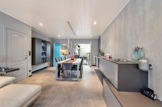 BEZOEKMOMENT woensdag 16/07 - op afspraak In een groene omgeving vind je deze verzorgde halfopen woning, waar ruimte, functionaliteit en gezelligheid...