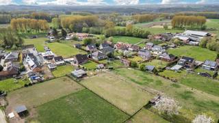 Voor meer info of een bezoek, bel 054 69 39 36 - In het landelijke Denderwindeke bevindt zich deze ruime woning met twee achterliggende weides...