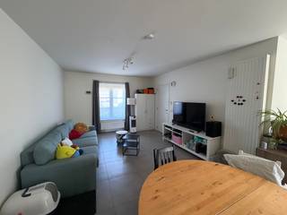 Op zoek naar een moderne en energiezuinige nieuwbouwwoning met alle comfort? Deze stijlvolle woning combineert een praktische indeling met hedendaags wooncomfort en beschikt over 3 slaapkamers, een aangename tuin met terras en een private staanplaats voor de wagen.<br /><br />Op het gelijkvloers wordt u verwelkomd in de inkomhal, die toegang biedt tot de ruime en lichtrijke leefruimte. De open keuken vormt het centrale hart van de woning en sluit mooi aan bij de leefruimte. Aansluitend is er een handige berging voorzien. Vanuit de leefruimte heeft u rechtstreeks toegang tot de tuin met terras, ideaal om te genieten van het buitenleven.<br /><br />Op de eerste verdieping bevinden zich drie volwaardige slaapkamers. Daarnaast beschikt de woning over een moderne badkamer, uitgerust met zowel een ligbad als een inloopdouche. Een afzonderlijk toilet vervolledigt deze verdieping.<br /><br />Als extra troef beschikt de woning over een private staanplaats voor de wagen.<br /><br />Bezoekmoment: Dinsdag 01/09 vanaf 17u (op afspraak)<br /><br />Rondom de woning bevindt zich een aangename, groene omgeving die periodiek wordt onderhouden. Hiervoor wordt een bijdrage van € 50 / maand aangerekend.<br /><br />Een ideale woning voor wie op zoek is naar modern wooncomfort, een praktische indeling en een aangename buitenruimte.