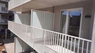<p>immo DAVID stelt voor: tweekamerappartement uit 2021 dat hedendaags wooncomfort combineert met een bijzonder gunstige ligging in Zellik. Het appartement bevindt zich op de eerste verdieping van een verzorgd gebouw met lift en verkeert in perfecte staat. U hoeft hier werkelijk enkel uw meubels en valies mee te brengen. Bij het binnenkomen komt u in de inkomhal, die toegang geeft tot de lichtrijke woonkamer met aansluitende open keuken dat zorgt voor een ruimtegevoel. Vanuit de woonkamer heeft u rechtstreeks toegang tot het aangename zuidgerichte terras, een ideale plek om te genieten van de zon en de buitenlucht. Het appartement beschikt over een berging, badkamer, twee (slaap) kamers van respectievelijk 9 m² en 14 m² en een aparte douchekamer. Als extra troef beschikt het appartement over een privatieve kelder en twee binnenstaanplaatsen. Dankzij de centrale ligging combineert u het comfort van een rustige woonomgeving met een vlotte bereikbaarheid. Het centrum van Zellik bevindt zich op slechts 300 m, winkels ook op 300 m, openbaar vervoer op 300 m, station Zellik op 1200 m, UZ Brussel op 3500 m en het Laarbeekbos op 1500 m. De Grote Markt van Brussel bevindt zich op 8 km en de Ring op 3,3 km.</p>