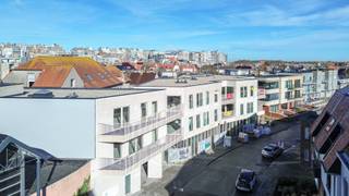 Residentie “Ace” is een stijlvol en exclusief nieuwbouwproject in het levendige centrum van Wenduine (De Haan). Dit kleinschalige project telt slechts acht ruime, luxueus afgewerkte appartementen, ontworpen voor wie comfort, kwaliteit en rust weet te waarderen.<br /><br />Maak kans op 6% BTW<br /><br />De eerste appartementen zijn reeds opgeleverd. Ook in dit project kan men genieten van het verlaagde BTW-tarief van 6%. U heeft bovendien nog de mogelijkheid om uw afwerking volledig te personaliseren via de toonzalen van VERHELST, ALSAN en KASTER Keukens. <br /><br />Ruimte, licht en royale terrassen<br /><br />De appartementen beschikken over twee slaapkamers en variëren in oppervlakte van 115 tot 120 m². Elk appartement is voorzien van een ruim terras tot 20 m², ideaal om te genieten van de groene omgeving en de frisse zeelucht. De architectuur combineert tijdloze elegantie met maximaal wooncomfort.<br /><br />Hoogwaardige materialen & duurzame afwerking<br /><br />Residentie “Ace” werd ontworpen met bijzondere aandacht voor detail, kwaliteit en duurzaamheid. De combinatie van EPDM-dakbedekking, hoogwaardige baksteen en ecologische Wienerberger-materialen garandeert een stijlvolle én duurzame uitstraling. Daarnaast beschikt het gebouw over een gemeenschappelijk, betegeld zonneterras van 75 m² in een verfijnde Off White-afwerking.<br /><br />Energiezuinig en toekomstgericht wonen<br /><br />Dankzij een geothermische warmtepompinstallatie met vloerverwarming behaalt Residentie “Ace” een gunstig E-peil tussen 31 en 40. Voor wie nog verder wil investeren in energie-efficiëntie, zijn zonnepanelen optioneel beschikbaar.<br /><br />Topligging op 500 meter van zee<br /><br />Wonen in Residentie “Ace” betekent wonen op een uitstekende locatie, op slechts 500 meter van strand, duinen en bos. U geniet hier van een perfecte balans tussen natuur, ontspanning en bereikbaarheid. Binnen het project zijn groenvoorzieningen en parkeermogelijkheden voorzien, met de optie tot aankoop van een private staanplaats en/of berging.<br /><br /> 6% BTW mogelijk<br />Bij aankoop kunt u – mits naleving van de wettelijke voorwaarden – nog genieten van het verlaagde BTW-tarief van 6%:<br />- Aankoop op persoonlijke titel<br />- Minstens 50% eigen bewoning<br />- Inschrijving op het adres zodra bewoonbaar<br />- Enige en eigen woning<br />Deze voorwaarden gelden gedurende minstens vijf jaar<br /><br />Uw kans op exclusief kustwonen<br /><br />Residentie “Ace” combineert luxueus wonen, energiezuinig comfort en een topligging aan zee. Een unieke opportuniteit voor eigen bewoning of een duurzame investering aan de Belgische kust.<br /><br />👉 Meer info: www.residentie-ace.be