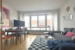 Surf naar www.abricasa.be en plan jouw verhuurafspraak in samen met onze digitale assistente Alice!Fijn appartement met 2 slaapkamers op 't Zuid!Het appartement is bereikbaar via lift/trap op de vierde verdieping en bestaat uit een lichte woonkamer met aanpalend de gesloten keuken. Via de nachthal bereik je aan de achterzijde de 2 rustig gelegen slaapkamers met toegang tot het terras. Verder is er een badkamer met douche, lavabo en aansluiting wasmachine. Het toilet is apart. Verder beschik je nog over 2 bergingen en een vestiairekast. Het appartement is ideaal gelegen op wandelafstand van de Marnixplaats en het Museum voor Schone Kunsten. - NIET GEMEUBELD - EPC: 206 kWh/m² UC: 2180031- Maandelijkse kosten: 165,- euro bevatten: onderhoud &amp; verbruik gemeenschappelijke delen, privatief water &amp; verwarming- Huurwaarborg: 2.550,- euro (3 maanden huur)- Beschikbaar: 1/04/2026- Type contract: Bepaalde duur (1 jaar) (verlengbaar)Abricasa staat voor een persoonlijke vastgoedbegeleiding van A tot Z! Leer ons kennen!