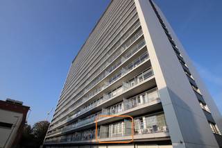 Deze studio beschikt over een inkomhal (met 2 bergkasten), een leefruimte met een aparte slaaphoek, een keuken, een badkamer (met lavabomeubel, toilet en een bad met douchemogelijkheid) én een lang terras.<br />En er hoort ook een kelder bij.<br /><br />De keuken en de badkamer zijn recentelijk vernieuwd.<br />En de elektrische installatie is conform én het asbestinventarisattest vermeldt dat de studio (en de kelder) asbestveilig is!<br /><br />Het betreft een heel goed onderhouden gebouw. Zo zijn er recentelijk verschillende renovatiewerken uitgevoerd: vernieuwd dak (geïsoleerd volgens de laatste isolatienormen), gehele terrasrenovatie, brandbeveiliging &amp; inkomverfraaiing.<br />Er zijn 3 liften beschikbaar waarvan 1 grote verhuislift.<br /><br />En de gemeenschappelijke kosten in dit gebouw zijn beperkt. Deze bedroegen volgens de recentste afrekening (van het jaar 2024) voor dit appartement gemiddeld € 146 per maand en dat is INCLUSIEF het waterverbruik én de verwarming van het appartement!<br /><br />Er is een grote, openbare parking aan de voorkant van het gebouw. Het afvalbeheer gebeurt buiten door afsluitbare sorteerbollen.<br /><br />Door de ligging, aan de buitenring van Leuven, is de studio heel goed bereikbaar.  Verschillende buslijnen houden halt in de onmiddellijke omgeving, vlakbij zijn er 2 warenhuizen het Leuven-centrum is gemakkelijk te voet bereikbaar. Bovendien is de studio gelegen tússen de KUL-faculteiten in Heverlee (UCLL en Arenberg) en deze bínnen de ring.<br /><br />Vrij van bewoning, dus vrij bij akte!<br />Ideaal om te verhuren of als huisvesting voor uw studerende kinderen.<br /><br /><em>Bezichtigen na telefonisch contact op 016 23 44 16 aub; dat spreekt het makkelijkst af. Bedankt.<br />VIEWINGS ONLY AFTER CALLING US ON 016 23 44 16 during office hours (not by email please, thx).</em>