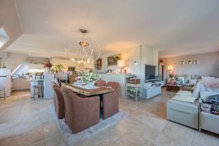 Ruim en lichtrijk duplex appartement met open zicht en 3 slaapkamers gelegen te De Haan (Vosseslag). Gelegen op wandelafstand van openbaar...