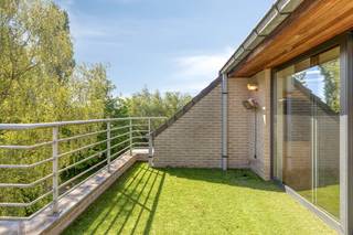 Dit instapklare appartement uit 2002, vlak bij het UZ Gent, bevindt zich op de derde en vierde verdieping van een degelijk gebouw.<br /><br />Met een bewoonbare oppervlakte van 151 m² en een terras van ongeveer 10 m² biedt het appartement een praktische indeling over twee niveaus. Op het eerste niveau bevindt zich een eerste slaapkamer en een eerste badkamer. Het toilet is apart. De leefruimte bevindt zich centraal in het appartement en mondt uit in de ruime, lichtrijke keuken, die vergezeld wordt van een handig weggewerkte, functionele berging. Het terras met zicht op groen is bereikbaar via de keuken.<br /><br />De bovenste verdieping omvat de tweede en de derde slaapkamer en een tweede badkamer. Ook het tweede toilet bevindt zich hier.<br /><br />Bij het appartement hoort een kelderberging. De autostaanplaats kan mee aangekocht worden voor € 25.000.<br /><br /><br /><br /><br />Bestuursmaatregelen in het maatregelenregister: nee