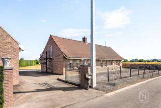 Welkom in deze landelijke gelegen woning gelegen in het groene hart van Anzegem. Deze karaktervolle fermette is ideaal voor mensen die verlangen naar een rustig leven omgeven door natuur.Deze fermette kan genieten van een aangename tuin en weides op maar liefst 9.959m², inclusief een paardenstalling. De weide is recent volledig afgesloten en diervriendelijk.De woning beschikt over aangename ruimtes en een atelier die extra bergruimte geeft. Het hart van deze woning wordt gevormd door een ruime living met balkenplafonds en open karakter. U kan vanuit de leefruimte en keuken genieten van zicht op de open velden overal. Door de centrale ligging te Ingooigem bent u nabij belangrijke invalswegen maar kan u toch genieten van de rust van de groene omgeving.Ideale woning voor wie wenst te wonen nabij zijn paarden!Bezoek na afspraak met IMMO BEGUIN: arne@immobeguin.be
