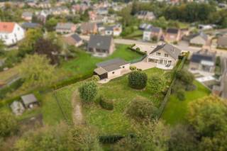 Wonen in Zandhoven, vlakbij het dorp maar toch rustig gelegen? Het kan in deze woning!<br />Groene locatie aan het kasteel Boutersemhof en toch vlakbij de winkels, openbaar vervoer enz...<br /><br />PERCEEL<br />Mooi aangelegde tuin met voldoende parkeergelegenheid en een bijgebouw van +/- 62m² met sectionale poort.<br />Zicht op achtergelegen groengebied.<br /><br />INDELING WONING<br />GELIJKVLOERS<br />Centraal gelegen inkomhal met toilet. Van hieruit kan u de leefruimte betreden maar kan u ook naar het bureau. Dus voor wie hier klanten wil ontvangen is dit ideaal. Voor wie gelijkvloers wil slapen, is dit de vierde slaapkamer.<br />Leefruimte met zithoek en gashaard. Keuken met eethoek en een zonovergoten plekje om creatief in te richten. Elektrische zonneluifel aan de achtergevel en een deels overdekt terras.<br />De keuken is volledig ingericht (2015) en grenst bovendien aan de bijkeuken. Achter de bijkeuken is er nog een berging/wasplaats.<br />Koele berging.<br /><br />VERDIEPING<br />Ruime hal die toegang geeft tot drie slaapkamers en een apart toilet. Er zijn twee slaapkamers gelegen aan de achterzijde van de woning en deze grenzen aan het balkon. <br />Badkamer met massagebad - douche en dubbele lavabo met meubel.<br /><br /><br />BIJZONDERHEDEN<br />Centrale verwarming op gas // vloerverwarming in leefruimte + TV kamer en keuken.<br />Deze woning is goed onderhouden.<br />Alarm // brandalarm en rookmelders // rolluiken <br />Airco in de hoofdslaapkamer.<br />Kruipruimte onder de volledige woning.<br />Achteringang voorzien.<br /><br /><br />POSITIEVE ASPECTEN<br />Goede ligging<br />Ruime woning met maar liefst 278 m² bewoonbare opp.<br />Alles op en aan<br />Combinatie wonen / werken mogelijk