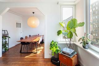 <p><span>Op de hoek van de Camille Huysmanslaan, in het hart van de trendy Tentoonstellingswijk, bevindt zich dit charmante appartement van ca 64 m². Uiterst gunstig gelegen nabij de Ring, Singel en het openbaar vervoer. Vlakbij "Antwerp Expo", de Wilrijksepleinen en op wandelafstand van Park Den Brandt.</span></p>
<p><span>De kleurrijke tegeltjes in de hal trekken meteen de aandacht bij het betreden van het appartement. De lichtrijke, tweedelige leefruimte is afgewerkt met een authentieke mozaïekparket. De volledig geïnstalleerde keuken is uitgerust met een koelkast, microgolfoven, oven, gaskookplaat en vaatwasser. Aansluitend bevindt zich een rustig terras waar u in alle privacy kunt genieten.</span></p>
<p><span>De ruime slaapkamer van ca 14 m² sluit aan op de badkamer, die is voorzien van een ligbad, lavabo en toilet.</span></p>
<p><span>Tot slot beschikt het appartement over een praktische berging met aansluitingen voor een wasmachine en droogkast. <br /><br />Een instapklaar en sfeervol appartement op een toplocatie, ideaal voor wie comfortabel wil wonen met alle voorzieningen binnen handbereik.</span></p>