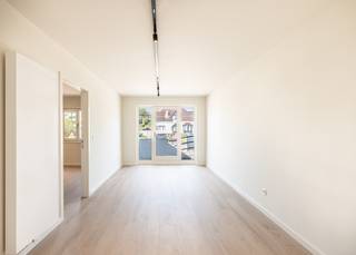 <p>Volledig gerenoveerd 1-slaapkamerappartement nabij het centrum en de zee van Sint-Idesbald.<br /><br />Op een uitstekende locatie, vlak bij het centrum van Sint-Idesbald én op wandelafstand van de zee, bieden wij u dit volledig gerenoveerde en instapklare appartement van 48 m² aan. Het appartement bevindt zich op de eerste verdieping van de residentie “Diga Verde”. Dankzij de nabijheid van het openbaar vervoer, winkels, gezellige restaurants en de zeedijk geniet u hier van alles wat Sint-Idesbald te bieden heeft. Niet voor niets staat Sint-Idesbald bekend als een van de culinaire parels van de Belgische kust.<br /><br />De woning werd met oog voor comfort en functionaliteit ingericht en omvat:<br />Lichtrijke leefruimte met toegang tot het balkon | volledig uitgeruste en moderne keuken (microgolfoven, oven, vaatwasser, koelkast met diepvriesvak, kookplaat,...) | ruime slaapkamer met rechtstreekse toegang tot de badkamer (stijlvolle inloopdouche, lavabo in meubel en toilet).<br /><br />Tussen de foto's staan enkele 3D-beelden van hoe u het appartement kan opfrissen en aankleden. Deze zijn puur illustratief. <br /><br />Dankzij de topligging is het bovendien een uitstekende keuze als tweede verblijf, vaste bewoning of investering.<br /><br />Op zoek naar een stijlvol en instapklaar appartement op wandelafstand van het centrum én de zee? Contacteer ons snel !</p>