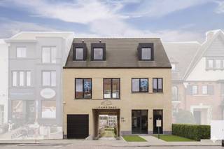 Instapklare nieuwbouwwoning te koop in centrum Kortrijk!<br /><br />Met een bewoonbare oppervlakte van ongeveer 300 m² vinden we deze magnifieke nieuwbouwwoning terug in de statige Minister Liebaertlaan te Kortrijk.  Deze ruime gezinswoning met mogelijkheid om een praktijk/bureau in te richten maakt deel uit van het Liebaertshof. De ligging is top, aan de Leie, op wandelafstand van de Broeltorens en het historische centrum, …  <br /><br />Op heden staat de woning klaar om afgewerkt te worden (vloeren/keuken en sanitair). Interessant is dat je als koper inspraak hebt in de keuzes van vloer, keuken en sanitair volgens het lastenboek met mooie waarden!<br /><br />Indeling:<br /><br />Gelijkvloers:<br />- ruime inkomhal met gastentoilet <br />- bureau/polyvalente ruimte/ ... met zicht en toegang tot de tuin en het terras<br />- praktische berging/technische ruimte<br />- liftkoker voorzien (optioneel uit te rusten met ruime lift)<br /><br />Eerste verdieping:<br />- lichtrijke luxueuze keuken met toegang tot het ruime, Z-W gerichte terras<br />- grote leefruimte (voorzien van gasleiding voor een optionele gashaard)<br />- ruime wasberging<br />- gastentoilet<br /><br />Tweede verdieping:<br />- 4 volwaardige slaapkamers<br />- 2 badkamers <br />- toegang tot de zolderverdieping (vaste trap)<br /><br />Extra's: <br /><br />- leuke stadstuin met terras<br />- dubbele carport met toegang tot de tuin verplicht bij te kopen tegen een vaste prijs van 45 000 euro (exclusief kosten)<br />- mogelijkheid tot aankoop 6 % btw<br /><br />Contacteer Carl Boedts (0473/951821) of Michelle Decoutere (0493/254681) voor meer info of een bezoek.<br /><br /><br />