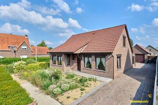 <p><span>Deze gelijkvloerse woning is werkelijk instapklaar</span></p><p><span> </span></p><p><span>Op de benedenverdieping vinden we klassiek de hal, leefruimte en de keuken. Verder is er een ruime veranda die uitgeeft op de zuidgerichte tuin en een ruime slaapkamer. Bovendien is er een apart gastentoilet.</span></p><p><span>Ook de badkamer bevindt zich op de begane grond.</span></p><p><span>Mits het plaatsen van een vaste trap, kan u de 2 reeds ingerichte kamers op zolder gebruiken.</span></p><p><span>Achteraan geniet u van een ruim perceel grond met een grote vrijstaande garage.</span></p><p><span> </span></p><p><span>Technisch:</span></p><p><span>+ volledig voorzien van kruipkelder</span></p><p><span>+ geen renovatieverplichting</span></p><p><span>+ asbestveilig!</span></p><p><span> </span></p><p><span>Disclaimer: op de foto’s werden de muren en plafonds wit gemaakt met behulp van AI. Aan de constructie werd niets aangepast.</span></p><p><span>Bestuursmaatregelen in het maatregelenregister: nee</span><span> </span></p><p><span> </span></p>