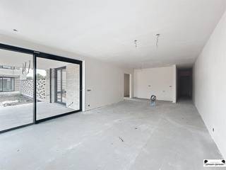 <p><span>Luxueus energiezuinig nieuwbouw appartement 0.2 gelegen in blok B</span></p><p><span> </span></p><p><span>Het gelijkvloers appartement heeft een oppervlakte van 131,7 m</span><span><sup>2</sup></span><span>, 3 slaapkamers, 1 badkamer en een terras zodat u steeds in alle rust van de omgeving kan genieten. </span></p><p><span>Ondergronds bevindt er zich een ruime parkeergarage met garageboxen, autostaanplaatsen en afzonderlijke bergingen.</span></p><p><span> </span></p><p><span>Ieder appartement is uitgerust met vloerverwarming  d.m.v. een lucht-water warmtepomp en met een mechanisch ventilatiesysteem type C+evo. </span></p><p><span>De BEN-eisen (bijna energie neutraal) worden gerealiseerd door bijzondere aandacht te geven aan luchtdichtheid, goede isolatie, zuinige verwarmingsinstallaties en zonnepanelen. Iedere unit wordt afgewerkt met hoogwaardige materialen. </span></p><p><span> </span></p><p><span>De indeling van het appartement/woning is als volgt:  een ruime leefruimte met aansluitend een open keuken (samen met een oppervlakte van ca. 38,5 m</span><span><sup>2</sup></span><span>), wasruimte/ berging, nachthal met toegang tot de 3 slaapkamers,</span></p><p><span>1 badkamer met douche en ligbad en een apart toilet.</span></p><p><span> </span></p><p><span>Verder bepaalt u zelf de 'look and feel' van uw eigen appartement door uw keuze te maken bij de aangegeven leveranciers.</span></p><p><span> </span></p><p><span>Prijs van het appartement</span></p><p><span>Grondwaarde:€ 128 000,00 (exclusief 12% RR)€ 143 360,00 (inclusief 12% RR)</span></p><p><span>Constructie waarde:€ 342 000,00 (exclusief 21% BTW)€ 413 820,00 (inclusief 21% BTW)</span></p><p><span>TOTAAL:</span><span>€ 470 000,00 (exclusief kosten)€ 557 180,00 (inclusief kosten)</span></p><p><span> </span></p><p><span>Voor een visualisatie van het volledige project werd een maquette gemaakt dat tentoongesteld wordt op het kantoor van Janssen en Janssen – Theo Verellenlaan 55, Gooreind Wuustwezel</span></p><p><span>Daarnaast zijn het lastenboek en plannen zijn op kantoor te verkrijgen na afspraak: tel 03/663 44 44</span></p><p><span> </span></p><p><span>Garagebox of autostaanplaats en berging zijn verplicht bij aan te kopen!</span></p><p><span> </span></p><p><span>Meer info op www.janssenenjanssen.be</span></p><p><span> </span></p>