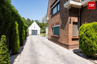 <p>Deze verzorgde alleenstaande woning is gelegen op een ruim perceel van 750 m² en biedt een uitstekende combinatie van ruimte, comfort en een centrale ligging. In 2013 werd de woning grondig gerenoveerd, waardoor u vandaag geniet van een instapklare woning met hedendaags wooncomfort.</p>
<p>Bij het betreden van de woning komt u terecht in een ruime en lichtrijke woonkamer, waar de grote raampartijen zorgen voor een aangename natuurlijke lichtinval en een open sfeer. Aansluitend bevindt zich de volledig uitgeruste keuken, voorzien van alle nodige toestellen, zodat u meteen aan de slag kunt.</p>
<p>De woning beschikt over drie ruime slaapkamers, aangevuld met een praktische doorloopruimte die perfect dienst kan doen als dressing, bureau of hobbyruimte. Bovendien zijn er twee badkamers, wat zorgt voor extra comfort en gebruiksgemak.</p>
<p>Dankzij het hoogrendementsglas geniet u van een goede isolatie en een aangenaam binnenklimaat. Buiten vindt u een ruime oprit met parkeergelegenheid voor meerdere wagens en een grote gemetste garage, ideaal voor het stallen van een wagen, fietsen of het creëren van extra opslagruimte.</p>
<p>De woning is centraal gelegen in een rustige woonomgeving met een vlotte verbinding naar het centrum en alle dagelijkse voorzieningen. Winkels, scholen en recreatiemogelijkheden bevinden zich op korte afstand, waardoor deze eigendom een ideale keuze is voor wie comfortabel en praktisch wil wonen.<br /><br />Beschikbaarheid bespreekbaar( uiterlijk December 2026) <br /><br />Contacteer Top Vastgoed voor een bezoek op 0475 700 700.<br /><br /></p>