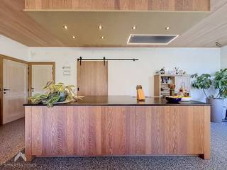 <p>Vrijstaande en ruime gezinswoning, gerenoveerd met behoud van het landelijke karakter, gelegen op een ruim perceel met een aanpalende loods. De woning omvat een inkomhal, een ruime leefruimte met eet- en zithoek en een lichtrijke open keuken in landelijke stijl met aansluitende eetplaats. Verder zijn er een praktische berging met bijkeuken, een apart toilet en op het gelijkvloers een ruime slaapkamer met ensuite badkamer, voorzien van inloopdouche, lavabo en toilet. Daarnaast beschikt de woning over een was- en bergruimte en een kelder. Via de keuken heeft u rechtstreeks toegang tot het ruime terras en de zuidgerichte tuin.</p>
<p>Op de eerste verdieping bevinden zich twee ruime slaapkamers, een bureauruimte en een badkamer met bad, dubbele lavabo en toilet. Via een vaste trap bereikt u de zolderverdieping, die ingericht is met nog twee volwaardige slaapkamers.</p>
<p>Extra troeven:</p>
<ul>
<li>Gunstig EPC</li>
<li>Vloerverwarming in leefruimte, keuken en gang</li>
<li>Regenwaterput van 20.000 liter</li>
<li>Rolluiken en screens</li>
<li>5 volwaardige slaapkamers</li>
<li>Ruim perceel en ruime woonoppervlakte</li>
<li>Aanpalende loods met zolderruimte</li>
<li>Open keuken in landelijke stijl</li>
<li>Ruime zuidgerichte tuin en terras</li>
<li>Mogelijkheden voor activiteit of hobby</li>
<li>Nabij Zulte en Waregem</li>
</ul>
<p>Deze woning is te koop ZONDER makelaar via het concept van Smart Houses! Wenst u verdere inlichtingen of een bezoek? Contacteer rechtstreeks de eigenaar via +32478368449</p>