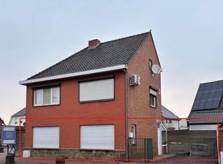 Dit gelijkvloerse pand biedt tal van mogelijkheden en is zowel geschikt als praktijkruimte als voor de omvorming naar een  éénslaapkamerappartement.<br /><br />Deze gelijkvloerse ruimte is altijd gebruikt geweest als praktijk van een kinesist, toch biedt het pand een uitstekende basis voor diverse invullingen. <br /><br />Het pand beschikt over twee aparte ingangen. Via de linkerzijde betreedt men de inkom/ wachtruimte. Wanneer men verder doorloopt, komt men in een centrale ruimte die momenteel nog ingericht is met praktijkmateriaal. Deze ruimte kan echter eenvoudig omgevormd worden tot een eetruimte met open keuken, zoals geïllustreerd op de bijgevoegde inspiratiefoto’s. In deze ruimte bevindt zich tevens de tweede inkomdeur. Aansluitend bevindt zich de badkamer, uitgerust met een wastafel, douchecabine en toilet. Vanuit deze ruimte is er eveneens toegang tot de kelder, waar zich een mazouttank van 5000 liter bevindt.<br /><br />Verder komt men in een ruime rechthoekige kamer die voorheen dienst deed als bureau met aan weerszijden afgescheiden behandelruimtes. Deze zone biedt mogelijkheden om ingericht te worden als gezellige en lichtrijke leefruimte, met de mogelijkheid om een aparte slaapkamer te creëren door middel van een scheidingswand. Daarnaast is er nog een afzonderlijke ruimte die perfect kan worden ingericht als dressing of praktische bergruimte.<br /><br />Een extra troef van dit pand is de privatieve autostaanplaats, die afgesloten kan worden met een poort.<br /><br />Het pand is bovendien gunstig gelegen op de Joseph Smeetslaan, op een vlot bereikbare locatie nabij het centrum van Maasmechelen. Winkels, supermarkten, horeca, openbaar vervoer en andere voorzieningen bevinden zich op korte afstand. Deze centrale ligging maakt het pand bijzonder interessant, zowel voor residentieel gebruik als voor het uitoefenen van een vrij beroep of praktijk.<br /><br />Dankzij de gelijkvloerse ligging, de praktische indeling, de privatieve parkeerplaats en de vele mogelijkheden vormt dit pand een uitstekende opportuniteit voor zowel eigen gebruik als investering.<br /><br />De bijgevoegde foto’s geven u een duidelijk beeld van de mogelijkheden en het potentieel van deze ruimte.<br /><br />Heeft u interesse? Contacteer Anne-Sophie Vliegen via +32 468 54 17 19 of info@immovliegen.be voor meer informatie of een bezichtiging.