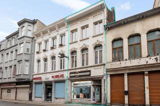 <p><strong>Verhuurd opbrengsteigendom met commercieel én residentieel gedeelte</strong></p>
<p>Interessante opbrengsteigendom met een gemengde bestemming, volledig verhuurd en instapklaar als investering.</p>
<p>Gelijkvloers: handelsruimte, momenteel verhuurd en in gebruik als kapperszaak met schoonheidssalon. Aparte inkomdeur voor de bovenverdiepingen, zodat het handelsgedeelte volledig gescheiden functioneert van het woongedeelte. Verdiepingen 1, 2 en zolder: ruime woonentiteit met 3 slaapkamers, keuken, eetkamer en woonkamer.</p>
<p>Totale huurinkomsten: €1.578/maand.</p>
<p>Een gediversifieerd opbrengstpand met twee huurstromen (commercieel + residentieel), ideaal voor wie op zoek is naar een stabiele belegging met gespreid risico in een centrale ligging.</p>