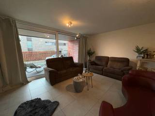 We betreden het gelijkvloerse appartement via de inkomhal.<br />Van hieruit komen we in de open keuken, die volledig is uitgerust met alle hedendaagse toestellen zoals een oven, een koelkast, een vaatwasser en een keramische kookplaat.<br /><br />De lichtrijke woonkamer geeft uit op het ruime terras, waar u in alle rust kan genieten van de buitenlucht.<br /><br />De ruime slaapkamer beschikt over een aangrenzende badkamer met een douche en een lavabo. Het toilet is apart. Daarnaast is er een praktische technische berging met warmtepomp en aansluitingen voor wasmachine en droogkast.<br /><br />Het volledige appartement is afgewerkt met verlichting en gordijnen.<br /><br />In de ondergrondse verdieping zijn een private berging en een autostaanplaats inbegrepen, bereikbaar met de lift.<br /><br /><br />De troeven:<br /><br />- Autostaanplaats en kelderberging<br />- Energiezuinig<br />- Instapklaar<br />- Gunstig gelegen<br />- Zonnepanelen<br /><br />Heb je interesse? Vraag uw bezoek aan via onze website https://www.immovl.be/te-huur/list en druk op de knop 'IK WENS EEN BEZOEK'.