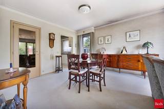 Dit hoekappartement met veel lichtinval is gelegen in een rustige doodlopende straat.<br /><br />Het appartement heeft 2 slaapkamers (14m² - 7m²) waarvan de kleinste slaapkamer een deur heeft naar het terras. (4,5m²)<br /><br />De badkamer bestaat uit een ligbad en wc en een lavabomeubel.<br /><br />De keuken is uitgerust met een oven, een dubbele spoelbak, dampkap, een ingebouwde ijskast en diepvries en kasten boven en onder.<br /><br />Het appartement is gelegen in een klein gebouw zonder lift.<br /><br />De verwarming is individueel op gas en er is ook een aparte berging. <br /><br />Stedenbouwkundige inlichtingen in aanvraag.<br /><br />Voor meer info of een bezoek ter plaatse kan u vrijblijvend contact opnemen met Philip op het nr.: 0476/999.029 of philip@reds.be