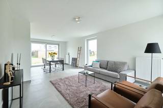 <strong>Découvrez ces deux magnifiques maisons neuves situées à Dottignies, dans un quartier central, proche du centre-ville, des écoles, des commerces et des grands axes routiers. Ces habitations font partie d’un petit projet résidentiel de quatre maisons, niché dans un environnement paisible.</strong><br /><br />Chaque maison comprend :
<ul>
<li>Un séjour lumineux avec de grandes baies vitrées</li>
<li>Trois chambres spacieuses</li>
<li>Un grand jardin ensoleillé</li>
<li>Un garage intégré ou un carport</li>
<li>Une construction économe en énergie (PEB E45)</li>
</ul>
Atouts :
<ul>
<li>Environnement calme et verdoyant</li>
<li>Excellente accessibilité</li>
<li>Idéal pour les familles à la recherche d’espace et de confort</li>
</ul>
(Les photos sont issues d’un projet précédent à titre d’illustration.)<br /><br />Intéressé(e) ou des questions ? N’hésitez pas à nous contacter pour plus d’informations ou une visite sans engagement.