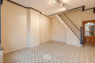 Ben je op zoek naar een betaalbare woning met 4 slaapkamers op een centrale ligging te Ronse? Gevonden!<br /><br />Deze woning bevindt zich in het centrum van Ronse met onmiddellijke toegang tot de Kruisstraat waarlangs je onmiddellijk Ronse kan uitrijden. Alle faciliteiten zijn dus stapvoets te bereiken. Mits enkele renovatiewerken kan je van deze woning een leuke thuis maken.<br /><br />Indeling:<br />-GLV: Via de inkomhal kom je rechts in het ruime bureel of rechtdoor in de leefruimte. Aansluitend volgt de keuken met berging. Er is tevens nog een badkamer.<br />-1stV: Twee zeer ruime slaapkamers.<br />-2deV: Twee kleinere slaapkamers.<br /><br />Spreekt deze woning jou aan en wens je hier een thuis van te maken? Maak snel een afspraak voor een bezoek ter plaatse.