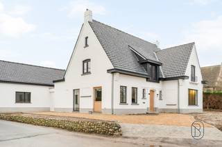 In de Molenstraat in Deerlijk bevindt zich deze instapklare alleenstaande villa op een perceel van 1.448 m², kwalitatief en smaakvol...