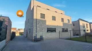 Duurzame nieuwbouwwoning met 4 slaapkamers rustig gelegen in Maasmechelen.Zeer gunstig gelegen in een doodlopende straat in een nieuwe buurt met een...
