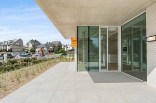 Profitez du luxe et de la durabilité dans ce magnifique appartement neuf situé à quelques pas de la mer. Le salon spacieux avec cuisine ouverte moderne forme un ensemble lumineux qui s'intègre parfaitement à la grande terrasse pour une sensation de vacances optimale. Cet appartement énergétiquement efficace est prêt pour l'avenir grâce à un certificat EPC A et au chauffage géothermique. Avec deux chambres spacieuses, un débarras séparé pratique et un local à vélos commun, tout le confort a été pensé. De plus, il est possible d'acheter un garage. Une occasion unique d'acquérir une propriété élégante et sans souci sur la côte !