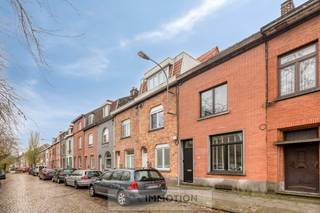 Ontdek deze charmante stadswoning die in 2020 volledig gerenoveerd werd met oog voor detail, kwaliteit en hedendaags wooncomfort. Gelegen in...