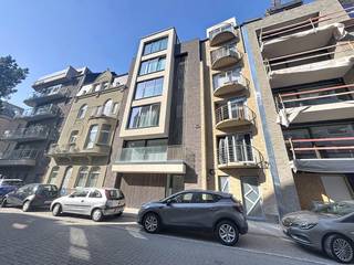 L'appartement de Christinastraat présente de nombreux avantages. En effet, il possède une terrasse, son emplacement dans le centre d'Ostende est très pratique et il dégage une atmosphère très pratique et lumineuse. De plus, il est possible de reprendre le mobilier, ce qui en fait la maison prête à emménager idéale.<br /><br />Disposition (3e étage) :<br />-hall d'entrée<br />-espace de vie lumineux avec cuisine ouverte<br />-terrasse confortable<br />-2 chambre (s) complète (s)<br />-salle de bain avec douche<br />-débarras avec raccordement pour une machine à laver<br /><br />Points positifs :<br />-situation très centrale (commerces, transports en commun et plage à proximité)<br />-terrasse disponible<br />-salle de rangement/buanderie pratique<br />-aménagement ouvert et lumineux<br />-possibilité de reprendre le mobilier (prêt à emménager)<br /><br />Vous êtes intéressé par cette propriété à louer à Ostende ? Rendez-vous sur le site www.dewaele.com, cliquez sur le bien que vous souhaitez louer. À l'aide du bouton rouge « demandez votre visite », nous vous demandons de remplir brièvement un profil. Ensuite, nous vous contacterons pour une visite. Les rendez-vous ne peuvent pas être pris par téléphone.