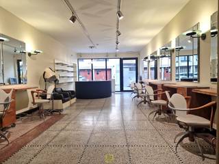 In het hart van Aalst, tussen het levendige Keizersplein en de populaire Hopmarkt, bevindt zich dit charmante handelspand op het gelijkvloers van...