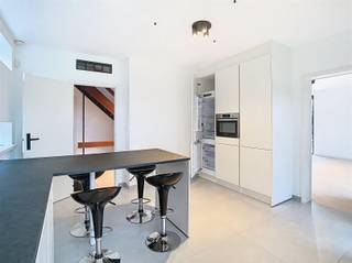 CO IMMO VERHUURT PRACHTIG GERENOVEERDE VILLA IN ZAVENTEM. Op zoek naar hedendaags comfort voor een groot gezin of een ideale oplossing voor...