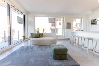 In de <strong>residentie Pigeon</strong>, vlakbij de zeedijk van Oostende, vindt u dit <strong>twee slaapkamer</strong> appartement op de derde verdieping en vierde verdieping.<br />Dit nieuwbouwappartement is volledig afgewerkt en de indeling van dit appartement is als volgt;
<ul>
<li>Inkomhal</li>
<li><strong>Lichtrijke</strong> eet-en leefruimte</li>
<li><strong>Volledig uitgeruste</strong> open keuken</li>
<li><strong>Ruime</strong> berging</li>
<li><strong>Afzonderlijk</strong> toilet</li>
<li>Slaapkamer op de derde verdieping met <strong>aansluitende badkamer met inloopdouche</strong></li>
<li><strong>Ruime</strong> slaapkamer op de vierde verdieping met <strong>aansluitend een badkamer met inloopdouche</strong></li>
<li><strong>Extra</strong> berging op de vierde verdieping</li>
<li>Terras met <strong>open zicht</strong></li>
</ul>
<br />Er is tevens een fietsenstalling in het gebouw beschikbaar waar u veilig uw fietsen kunt stallen. <br /><u><strong>6% btw mogelijk.</strong></u><br /><br />Indien u graag een bezoek ter plaatse wenst, aarzel niet om contact op te nemen zodat we een bezichtiging kunnen inplannen! <br /><br />