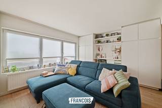 Op zoek naar een instapklaar appartement met een uitstekende ligging in Oostende? Dit prachtig gerenoveerde appartement in de Prins Albertlaan combineert modern wooncomfort met een aangename, open omgeving.<br /><br />Het appartement beschikt over een ruime slaapkamer en een extra polyvalente ruimte die naar eigen wens kan worden ingericht. Deze ruimte biedt bijvoorbeeld de mogelijkheid om een kleine kinderkamer te creëren, maar kan evengoed dienstdoen als praktische berging, dressing of bureauruimte. <br /><br />Dankzij het open zicht aan zowel de voor- als achterzijde geniet je hier van een bijzonder aangenaam en vrij gevoel. Bovendien is er geen inkijk, wat zorgt voor extra privacy en rust.<br /><br />