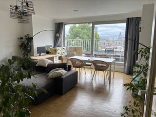 Karaktervol appartement op de 7e verdieping, gelegen tegenover het Citadelpark, vlotte verbinding met het openbare vervoer, grootwarenhuizen in...