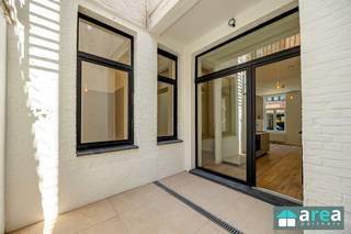 <p><span>Achter deze prachtige, zorgvuldig gereinigde gevel uit de jaren 30 met originele houten kroonlijsten vinden we een volledig gerenoveerd appartement terug. Het betreft een 1slpk appartement op het gelijkvloers in een kleinschalig gebouw in het hippe en gegeerde Zurenborg. Vlakbij de Dageraadplaats, aan gezellige horecagelegenheden alvast geen gebrek! Het appartement is goed bereikbaar met het openbaar vervoer &amp; er is een vlotte verbinding naar het centrum van Antwerpen of de Ring. Ideaal voor starters of als investering (klassieke verhuur of Airbnb)!</span></p><p><span> </span></p><p><span>Grootste troeven:</span></p><p><span>-Gelegen op toplocatie!</span></p><p><span>-Totaalrenovatie, eerste ingebruikname!</span></p><p><span>-Zeer gunstig EPC B</span></p><p><span>-Conforme elektrische keuring</span></p><p><span>-Asbestveilig attest</span></p><p><span>-Gezellige stadskoer (12m²)</span></p><p><span>-Incl. kelderberging</span></p><p><span> </span></p><p><span>Indeling:</span></p><p><span>De ruime living (18m²) op een hoogwaardige eiken parketvloer geniet van veel lichtinval en gaat naadloos over in de moderne, volledig geïnstalleerde eetkeuken (13m²). De plafond hoogtes zijn een grote troef en zorgen voor een aangename en open sfeer. Aansluitend aan de living bevindt zich een apart toilet van (2m²). Achteraan de woning ligt de ruime slaapkamer van (12m²), die rechtstreeks toegang biedt tot de volledig ingerichte badkamer van (6m²). Deze is voorzien van een comfortabele inloopdouche. Via de eetkeuken is er toegang tot de gezellige noordwest gerichte stadskoer, een ideale en fijne plek om in rust te genieten. Tot slot is er nog een bijhorende kelderberging.</span></p><p><span> </span></p><p><span>Excl. kosten basisakte, kosten nutsvoorzieningen en plankosten.</span></p><p><span> </span></p><p><span>Voor meer informatie kan u terecht bij Area Partners: INFO@area.be of 03/284.60.60</span></p>