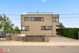 <br /><br />Zoek je een unieke en veelzijdige vastgoedopportuniteit in Bekkevoort?<br />Dit uitzonderlijke complex aan de Oude Leuvensebaan 86A+86B+86C combineert een strategische ligging met een indrukwekkende perceelgrootte. Het eigendom bestaat uit maar liefst drie volwaardige appartementen in één gebouw én een aanpalende bouwgrond.<br />De 2 appartementen op het gelijkvloers staan vandaag gekend als serviceflats. Men kan ook kiezen om een medisch beroep uit te oefenen op het gelijkvloerse verdiep.<br /><br />Bij het hoofdgebouw hoort bovendien een rustige, mooie tuin waar je heerlijk kunt ontspannen in de jacuzzi. <br />Op het vlak van renovatie hoef je je hier de komende jaren absoluut geen zorgen te maken: het gebouw dateert van het bouwjaar 2012, is volledig instapklaar en er rust geen enkele renovatieplicht op het pand.<br />Bij het hoofdgebouw hoort bovendien een rustige, mooie tuin waar je heerlijk kunt ontspannen in de jacuzzi. <br />Op het vlak van energiezuinigheid hoef je je hier de komende jaren absoluut geen zorgen te maken: het gebouw dateert van het bouwjaar 2012, is volledig instapklaar en meteen beschikbaar.<br /><br />De energiezuinigheid is dan ook een van de absolute grootste troeven van dit moderne complex. Dankzij de uitstekende isolatiewaarden beschikken de eenheden over fantastische EPC-scores (variërend van label B tot een energiezuinige A-score van 100 kWh/m² jaar. De verwarming is voorzien via een slimme en efficiënte combinatie van aardgas en een lucht/lucht warmtepomp. Daarnaast geniet je van extra leefcomfort dankzij de aanwezige airco in de leefruimte en de grote slaapkamer boven. Als ecologische én kostenbesparende bonus zijn alle toiletten en de drie buitenkranen volledig aangesloten op de grote regenwaterput.<br /><br /><br /><br /><strong><u>INDELING:</u></strong><br /><strong>Gelijkvloers:</strong> inkomhallen, traphal, leefruimtes, open keukens, slaapkamers, badkamers, bergingen, toiletten.<br /><strong>1ste verdieping:</strong> traphal, woonkamer, open keuken, slaapkamer, douchekamer, toilet, berging, dakterras.<br /><strong>2de verdieping:</strong> nachthal, vide, slaapkamer, dressing, badkamer, berging.<br /><strong>Zolder:</strong> opslagruimte.<br /><strong>Tuin:</strong> terras, jacuzzi, gazon, aanpalende bouwgrond.<br /><strong>Kelder:</strong> ondergrondse parkeergarage, traphal, cv-ruimte, tellerlokaal, bergingen<br /><br />Het bovenste duplex appartement mag gehuurd worden enkel voor eigen gebruik. De 2 gelijkvloerse units kunnen enkel verhuurd worden voor medische doelstellingen, dit kan bijvoorbeeld zijn: kinesist, logopedist, dokter, psycholoog, tandarts,...<br /><br />Voorbeeld: thuisverpleegster met eigen praktijk kan de 2 gelijkvloerse appartementen ook verhuren als assistentiewoning aan hulpbehoevende personen<br /><br />Ervaar zelf de vele voordelen van deze woning tijdens een persoonlijke rondleiding.<br /><br /> Mail naar verhuur@immopersyn.be of bel 013 444 008