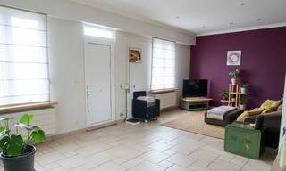 Instapklare woning (EPC C) met 5 slaapkamers en groot atelier op toplocatie!<br /><br />Deze gerenoveerde eengezinswoning net buiten het centrum van Duffel met vijf slaapkamers biedt volop ruimte.<br /><br />Gelijkvloers comfort: De ruime, lichtrijke woonkamer met sfeervolle inbouwhaard nodigt uit tot gezellige avonden. De landelijke keuken is volledig uitgerust met hoogwaardige toestellen (vaatwasser, combi-ovens en gasvuur). Verder vindt u hier een moderne badkamer met inloopdouche en dubbele lavabo, een eerste slaapkamer of bureau en een handige wasplaats met inbouwkasten.<br /><br />Ruimte voor het hele gezin: Op de verdieping bevinden zich maar liefst 4 extra volwaardige slaapkamers, waarvan de hoofdslaapkamer is voorzien van een eigen ingerichte dressing. Daarnaast beschikt deze verdieping over een extra toilet en een handige bergzolder.<br /><br />Buitenleven & Hobby: De buitenruimte is een absolute meerwaarde. Een groot terras in klinkers kijkt uit over de prachtig aangelegde tuin en voortuin. Voor wie veel bergruimte of een werkplek zoekt: er is een dubbele garage met automatische poort met bergruimte én een geïsoleerd atelier van 46 m². Het geheel wordt afgesloten met een automatisch hek aan straatkant.<br /><br />De woning heeft tot slot ook een handige kelder, met ander woorden aan opbergruimte geen gebrek.<br /><br />Ben je op zoek naar een woning die instapklaar is én de nodige ruimte biedt? Kom naar onze kijkdag op zaterdag 4 april (enkel na telefonische afspraak, 0484 840 599)<br />