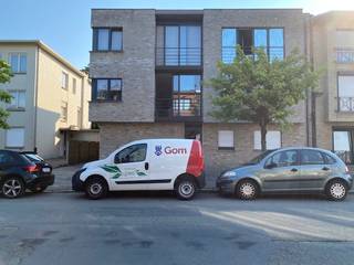 Dit appartement is zeer centraal gelegen nabij winkels, openbaar vervoer, scholen, ... Klein gebouw met 6 appartementen. Lage gemeenschappelijke kosten. Alle meters van gas, elek en water zijn afzonderlijk. Indeling; inkomhal met aparte toilet, ruime woon-en eetkamer met veel lichtinval en parketvloer, 2 slaapkamers op parket en badkamer met douche, bad en dubbele spoeltafel. EPC: label A: 92 kwh/m². Elektriciteit CONFORM!! Lift aanwezig in het gebouw. Voor meer informatie of vrijblijvend plaatsbezoek 0488/60.05.07.