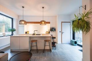 Gerenoveerde hoekwoning te koop in Harelbeke met 3/4 slaapkamers, inpandige garage, zonnige tuin en dakterras. <br /><br />Bij het binnenkomen kom je terecht in de ruime, lichtrijke leefruimte, die overgaat in de open, volledig uitgeruste keuken met zicht op de tuin. Aansluitend bevindt zich een praktische berging, van waaruit je toegang hebt tot de kelder. Verder is er op het gelijkvloers een apart gastentoilet en een inpandige garage. Parkeren kan bovendien ook voor de woning.<br /><br />De woning beschikt over een zuidgerichte tuin én een dakterras.<br /><br />Op het eerste verdiep bevinden zich 2 slaapkamers en een ruime badkamer, uitgerust met bad, douche, dubbele lavabo en toilet. Vanuit dit verdiep bereik je eveneens het dakterras.<br /><br />Via een vaste trap kom je op het tweede verdiep, waar de zolder volledig werd ingericht als 3de slaapkamer, met aansluitend een dressing of bureauruimte of een 4de slaapkamer.<br /><br />PLUSPUNTEN:<br />+ Nieuwe centrale verwarming met hoogrendementsketel op gas<br />+ Nieuwe PVC ramen met HR glas <br />+ Volledig gerenoveerd in 2020<br />+ Zonnepanelen <br /><br />Meer info of bezoek? Bel Amber op 0470 11 17 12