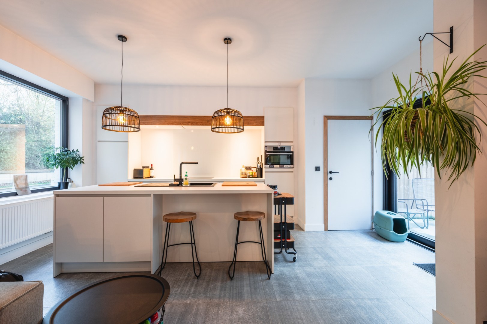 Gerenoveerde hoekwoning te koop in Harelbeke met 3/4 slaapkamers, inpandige garage, zonnige tuin en dakterras. - foto 2