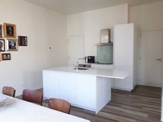 Prachtig gemeubeld appartement, beschikbaar vanaf 1 december 2024. Dit moderne appartement, afgewerkt met hoogwaardige materialen, is ideaal gelegen in het hart van Antwerpen, op wandelafstand van 't Zuid, de Kaaien en de Groenplaats.<br /><br />Bij binnenkomst via de private inkomhal komt de lift rechtstreeks uit in het appartement. De lichte woonkamer is voorzien van ingemaakte kasten en een open, volledig geïnstalleerde keuken. De slaapkamer, eveneens met ingemaakte kasten, grenst aan de rustige achterzijde van het gebouw. De badkamer is uitgerust met een moderne douche en er is een apart toilet en een handige berging met aansluiting voor een wasmachine.<br /><br />Perfect voor wie comfort en een centrale ligging zoekt in een bruisende buurt.