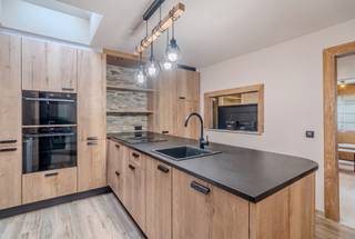 Op zoek naar een woning waar rust en centrale ligging perfect samengaan? Deze eigendom bevindt zich in het centrum van Harelbeke, in een autovrije straat die zorgt voor een uniek gevoel van rust, en toch op wandelafstand van het station. Parkeren is geen probleem dankzij de ruime parkeermogelijkheden in de nabije omgeving.<br /><br />Belangrijke pluspunten:<br />- ELEKTRICITEIT CONFORM <br />- De keuken is gloednieuw en goed uitgerust<br />- 4 ruime slaapkamers<br /><br />Indeling:<br />De inkomhal met vestiaire en bergruimte leidt naar een ruime leefruimte met een gezellige houtcassette, die rechtstreeks aansluit op de volledig vernieuwde keuken (Dovy). Deze werd recent vernieuwd en is voorzien van alle apparatuur. Op het gelijkvloers bevindt zich ook de volledig uitgeruste badkamer, met ligbad, douche en toilet.<br /><br />Op de verdieping vind je 4 volwaardige slaapkamers, elk voorzien van dubbele beglazing met rolluiken en airco die zowel koelt als verwarmt. De woning beschikt over een afgesloten tuin met tuinberging, ideaal voor fietsen of ander materiaal.<br /><br />REF: YP/26089/TK